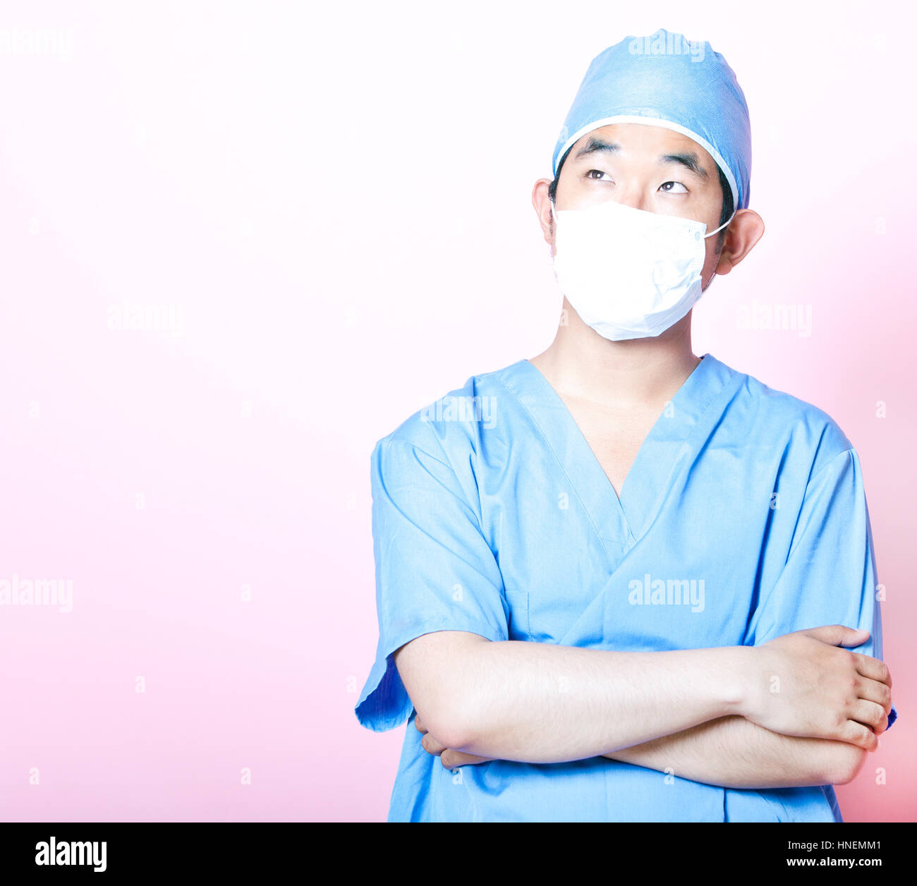 Giovani asiatici chirurgo con i bracci ripiegati Foto Stock