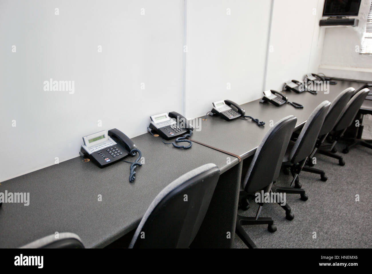 Le sedie e i telefoni di rete fissa nella stazione televisiva Foto Stock