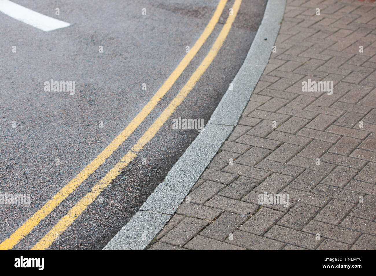 Doppia linea gialla sulla strada Foto Stock