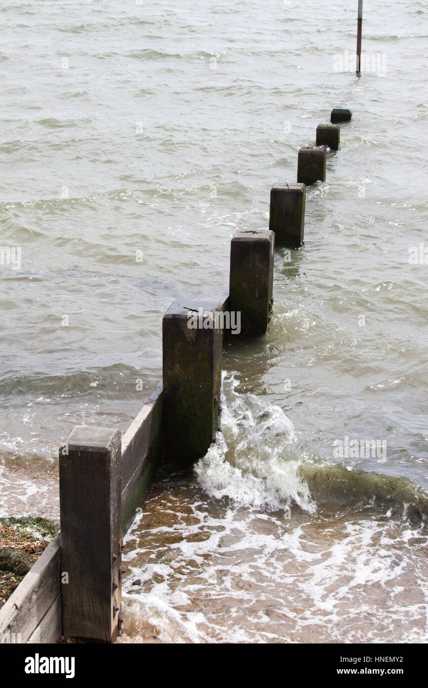 Ondata di colpire beach Groyne Foto Stock