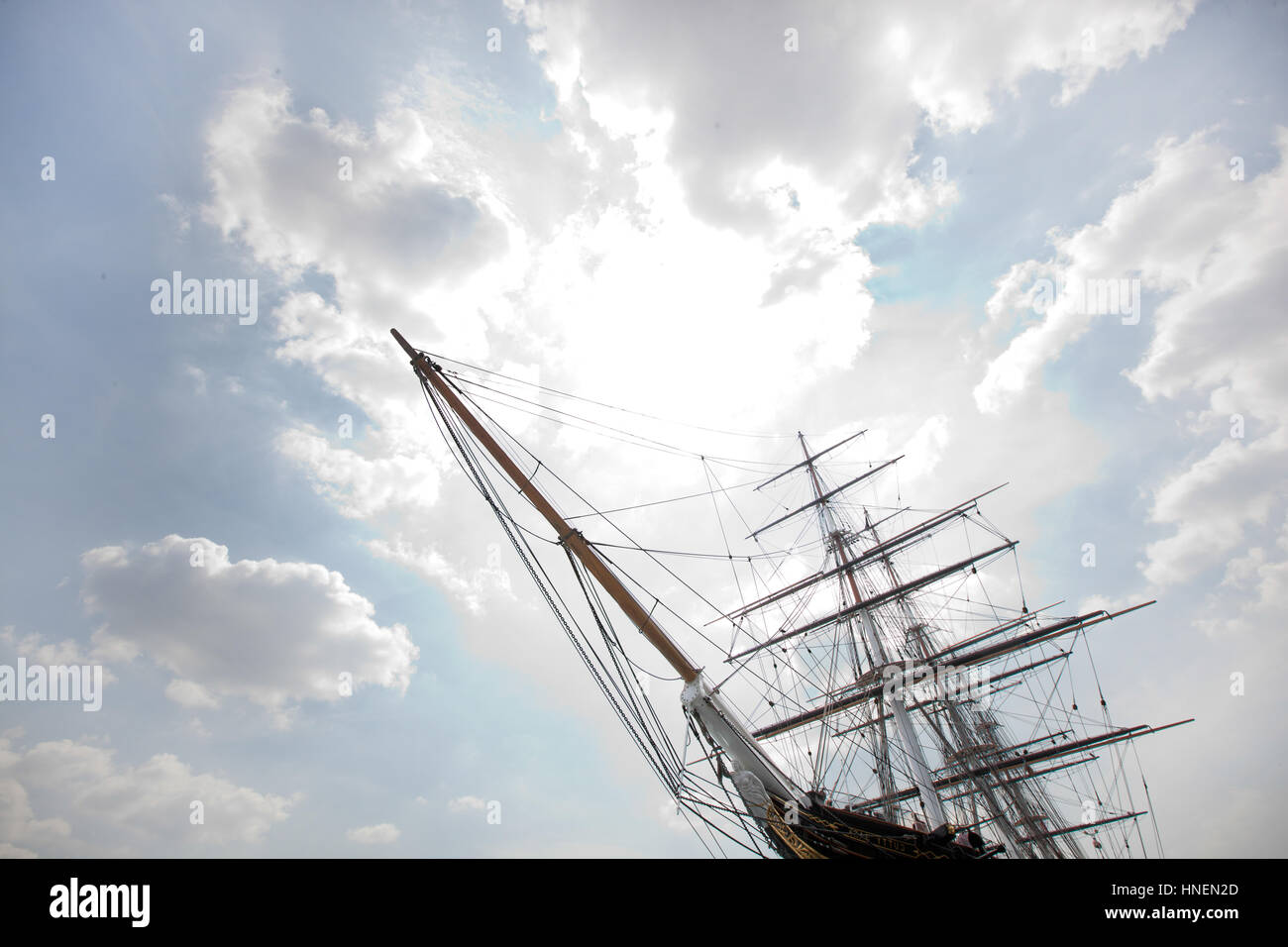 Basso angolo vista di tre masted nave contro il cielo nuvoloso Foto Stock