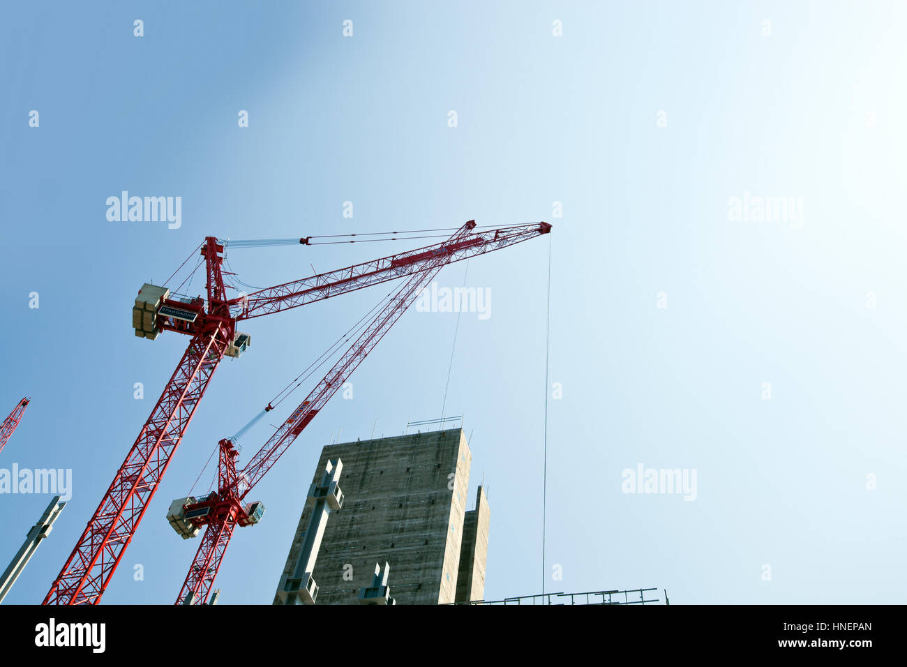 La gru sopra siti di costruzione Foto Stock