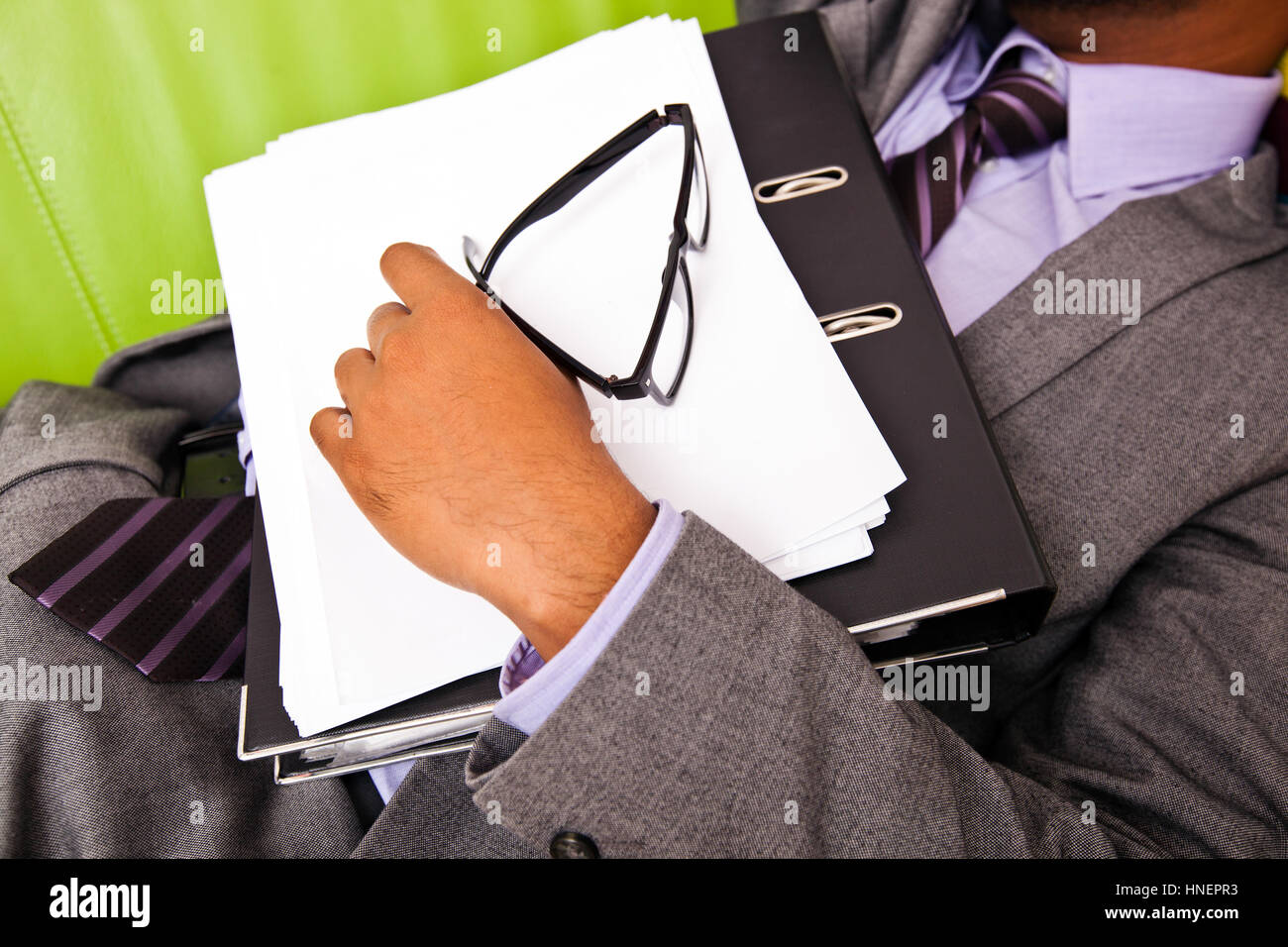 Close up di dormire businessmans mano azienda cartella Foto Stock