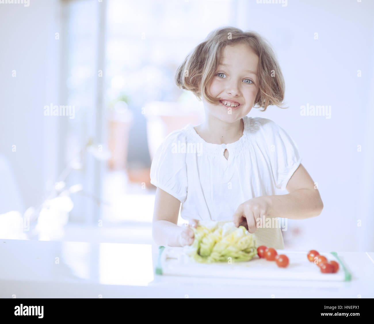 Giovane ragazza facendo una insalata Foto Stock