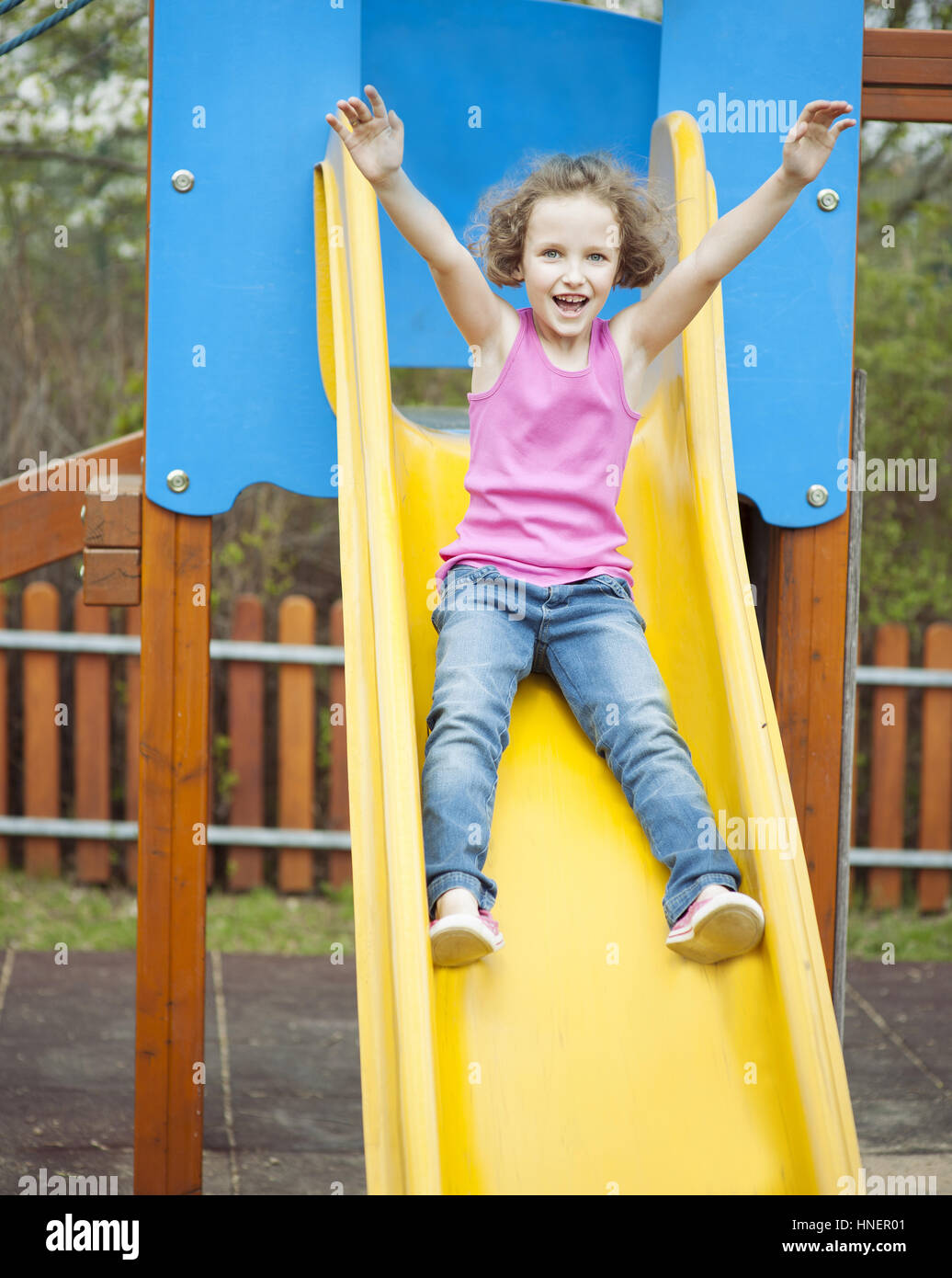 Ragazza giovane sulla slitta nel parco giochi Foto Stock