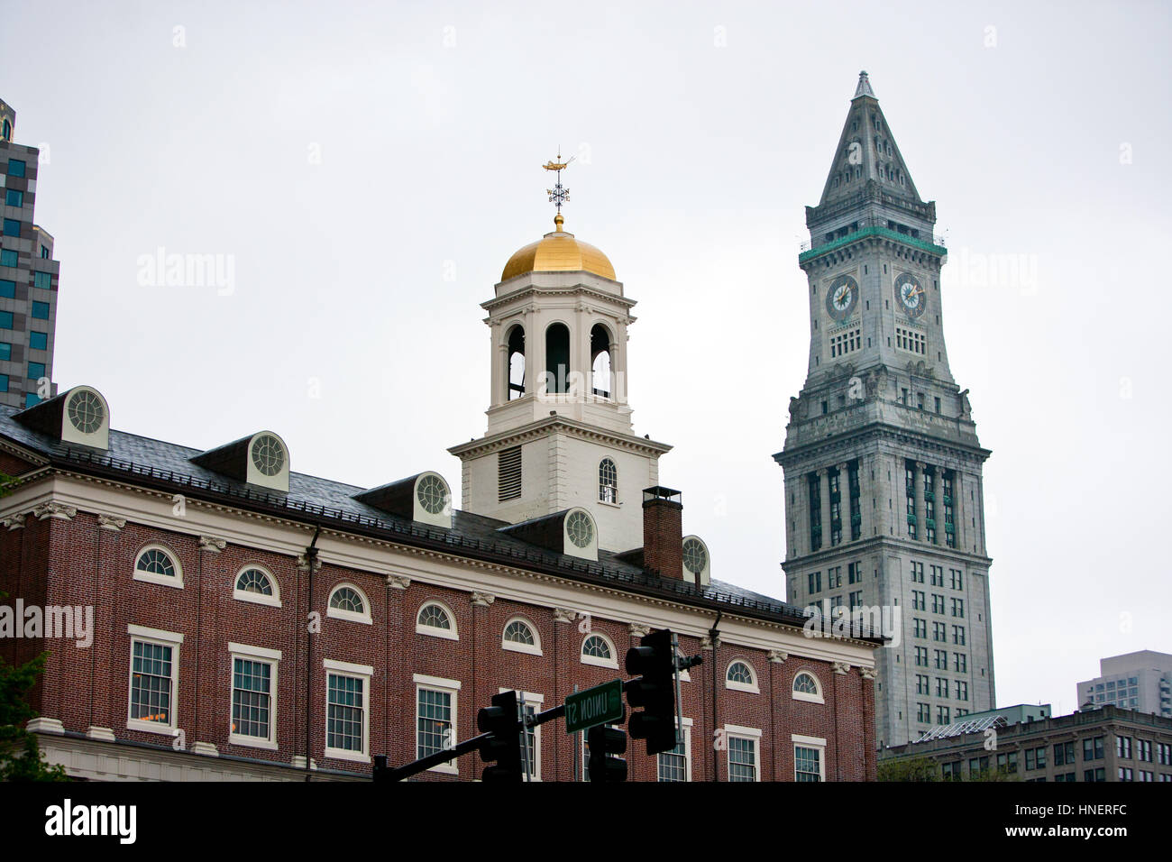 Faneuil Hall con Custom House Torre in background, Boston Foto Stock