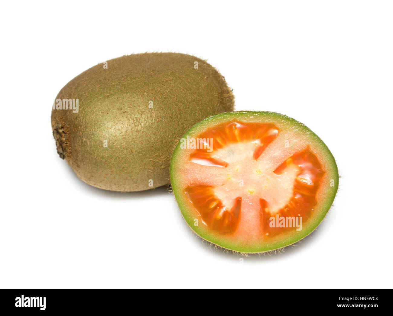 Collage kiwi con pomodoro. Kiwi isolati su sfondo bianco. Il surrealismo di frutta e verdura. Alimenti geneticamente modificati OGM. Foto Stock