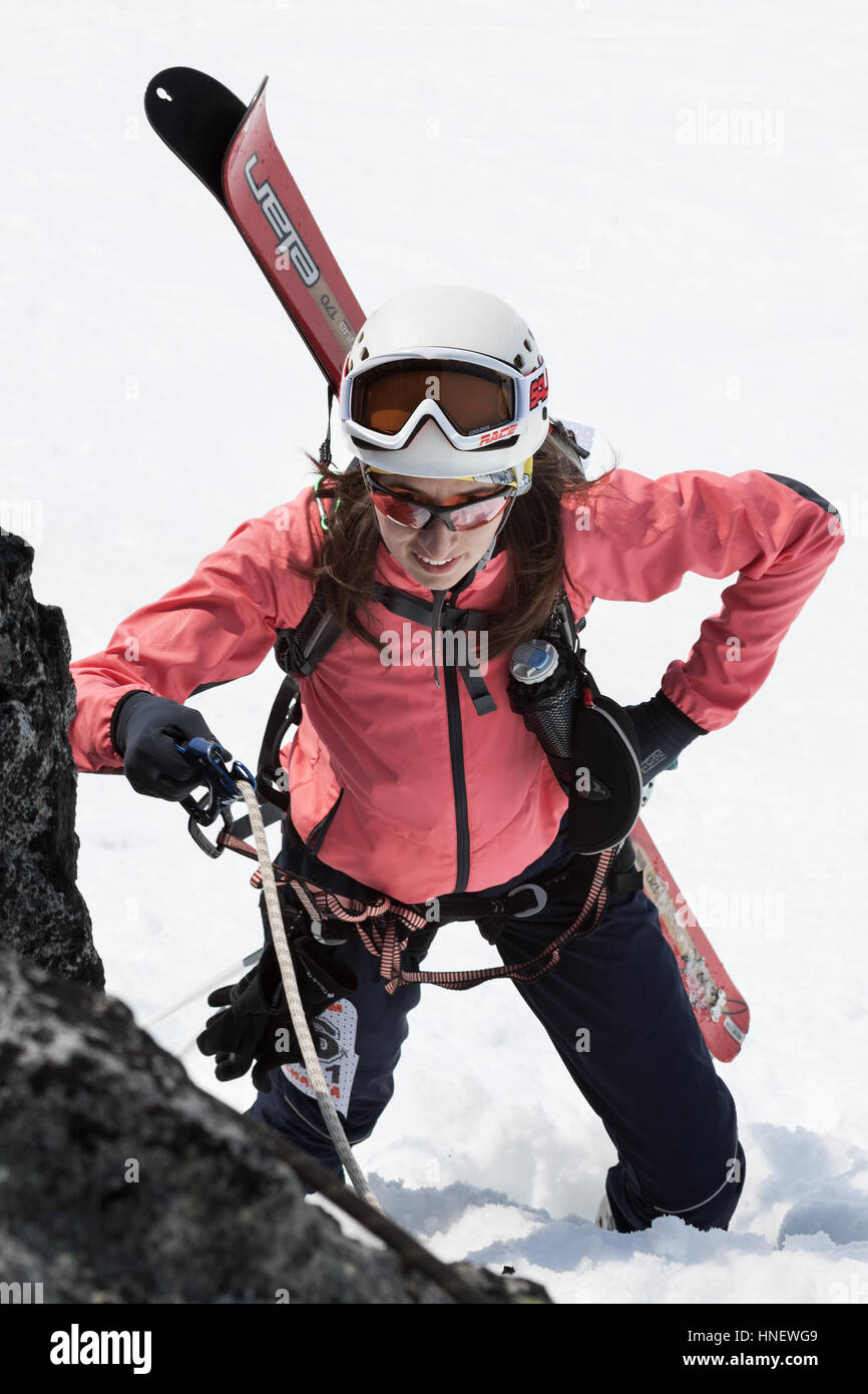 Open Cup della Russia sullo sci alpinismo su Kamchatka - giovane donna  alpinista di sci alpinismo su fune su roccia con gli sci, legato a zaino  Foto stock - Alamy