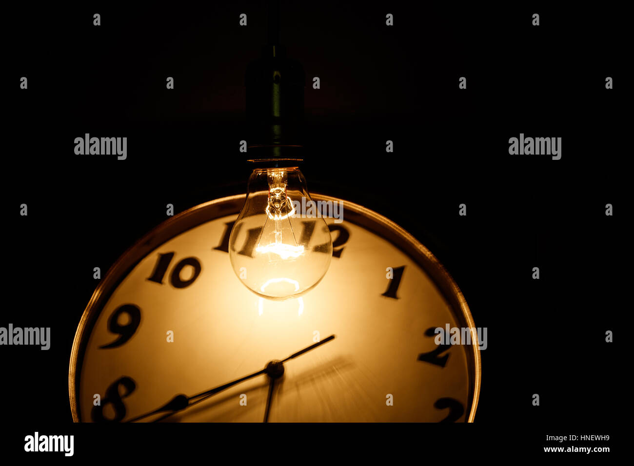 La lampadina della spia e orologio, concetto di idea. Foto Stock