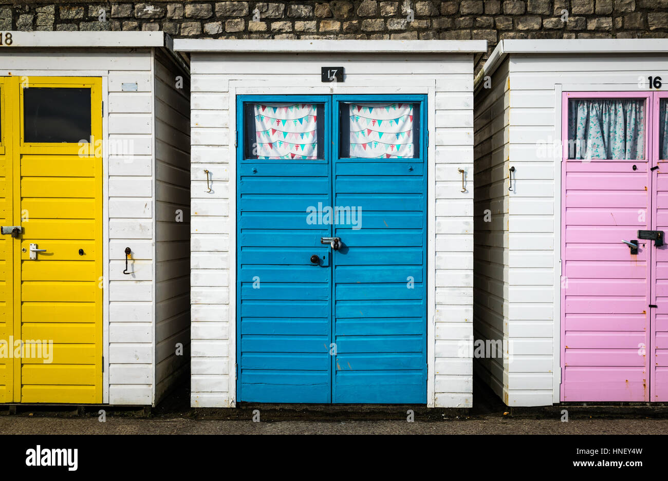 Pittoresca spiaggia di capanne sulla Lyme Regis beach in Dorset Foto Stock