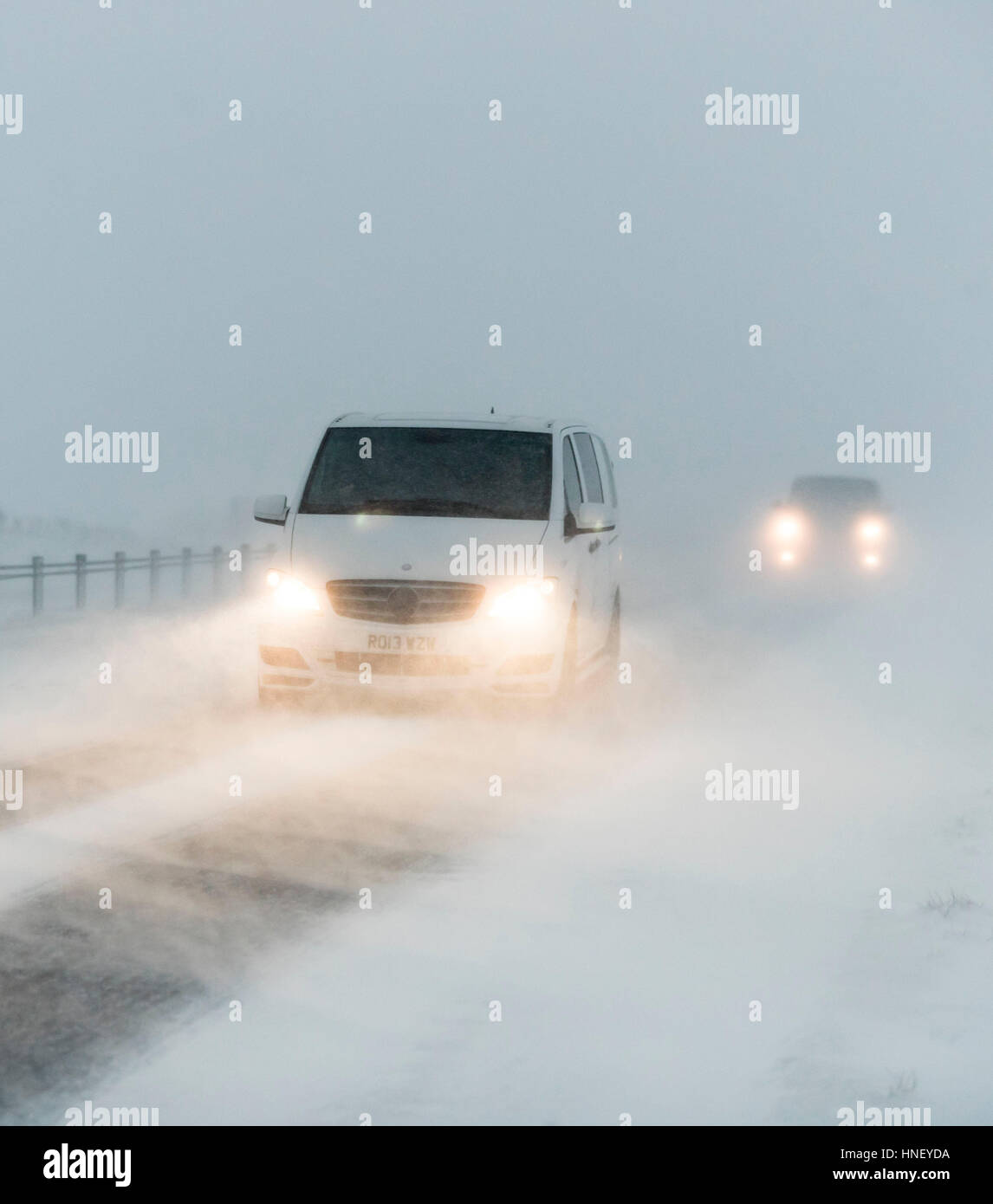 Vetture in whiteout condizioni sulla A66 in Inghilterra settentrionale come la neve colpisce il Regno Unito. Foto Stock