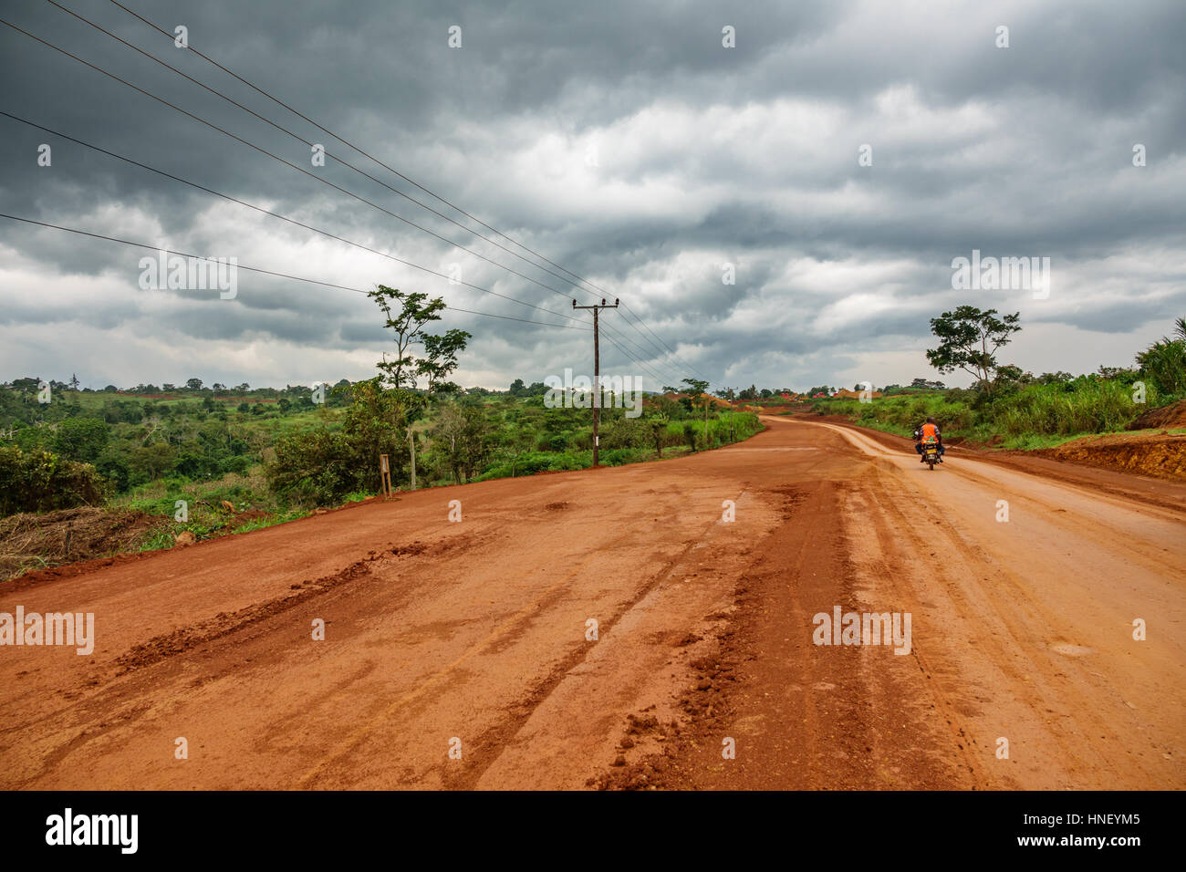 Uganda road in un giorno nuvoloso Foto Stock