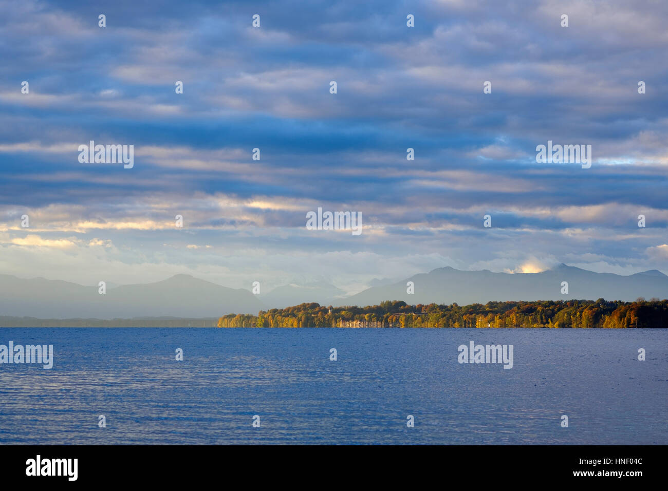 Atmosfera mattutina, il lago di Starnberg in Tutzing, Fünfseenland, Alta Baviera, Baviera, Germania Foto Stock