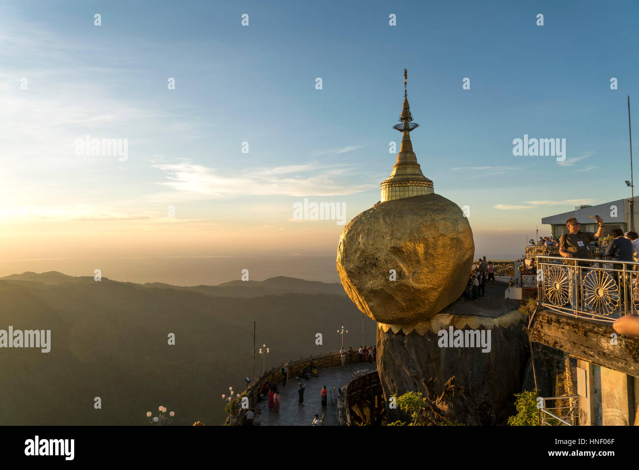 Golden Rock Kyaiktiyo Pagoda, Kyaikto, Myanmar Foto Stock