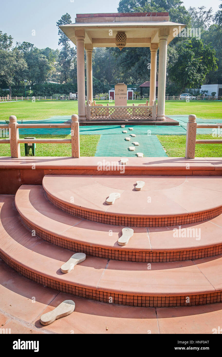 Gandhi Smriti, il Museo della casa del Mahatma Gandhi per ultimi 144 giorni della sua vita, prima che egli è stato ucciso il 30 di gennaio 1948. Sulle orme rappresentano il suo L Foto Stock