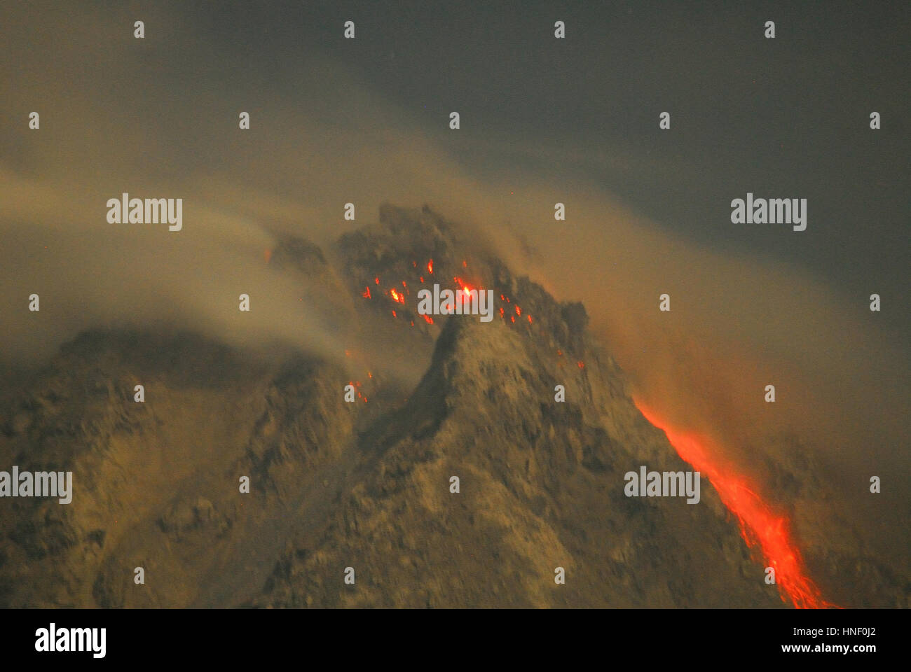 Indonesia. 12 Feb, 2017. Il monte Sinabung ha continuato il flusso di lava e lava incandescente con elevata frequenza, quando scosse di terremoto Deli Serdang distretto e Karo District poche settimane fa. Credito: Sabirin Manurung/Pacific Press/Alamy Live News Foto Stock