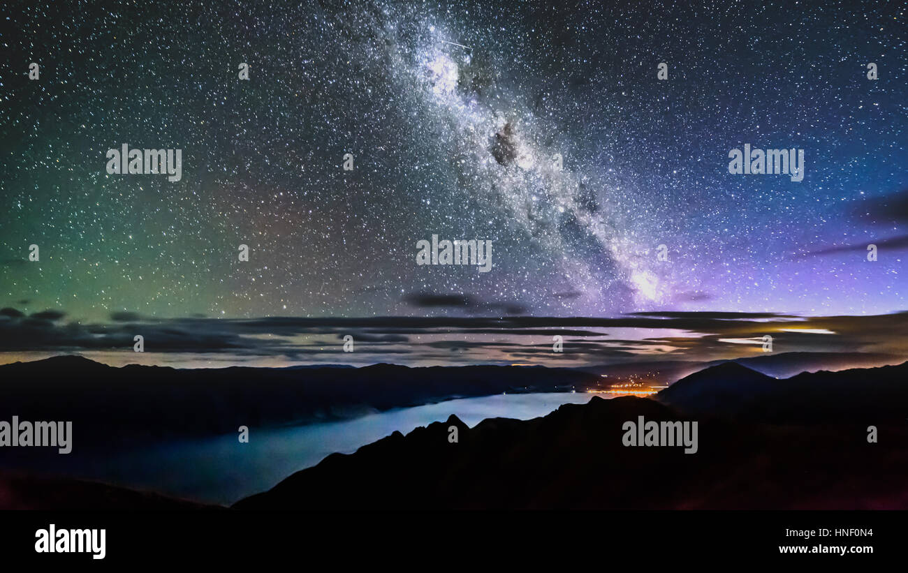 La Via Lattea su istmo di picco e lago Hawea Foto Stock