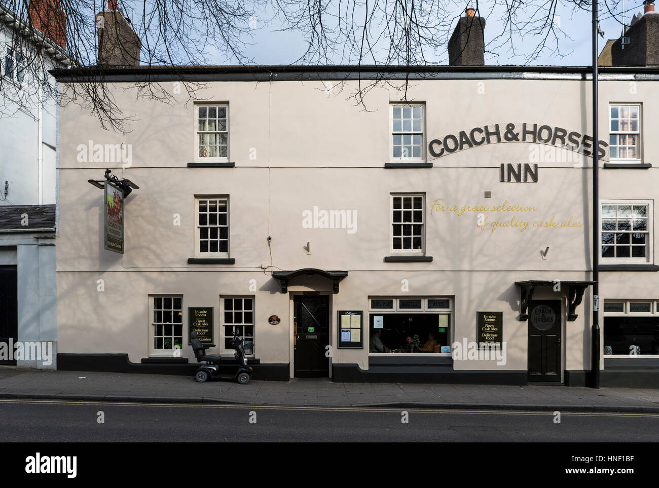 Il Coach & Horses public house. Chepstow, Galles. Confini città accanto al fiume Wye Foto Stock