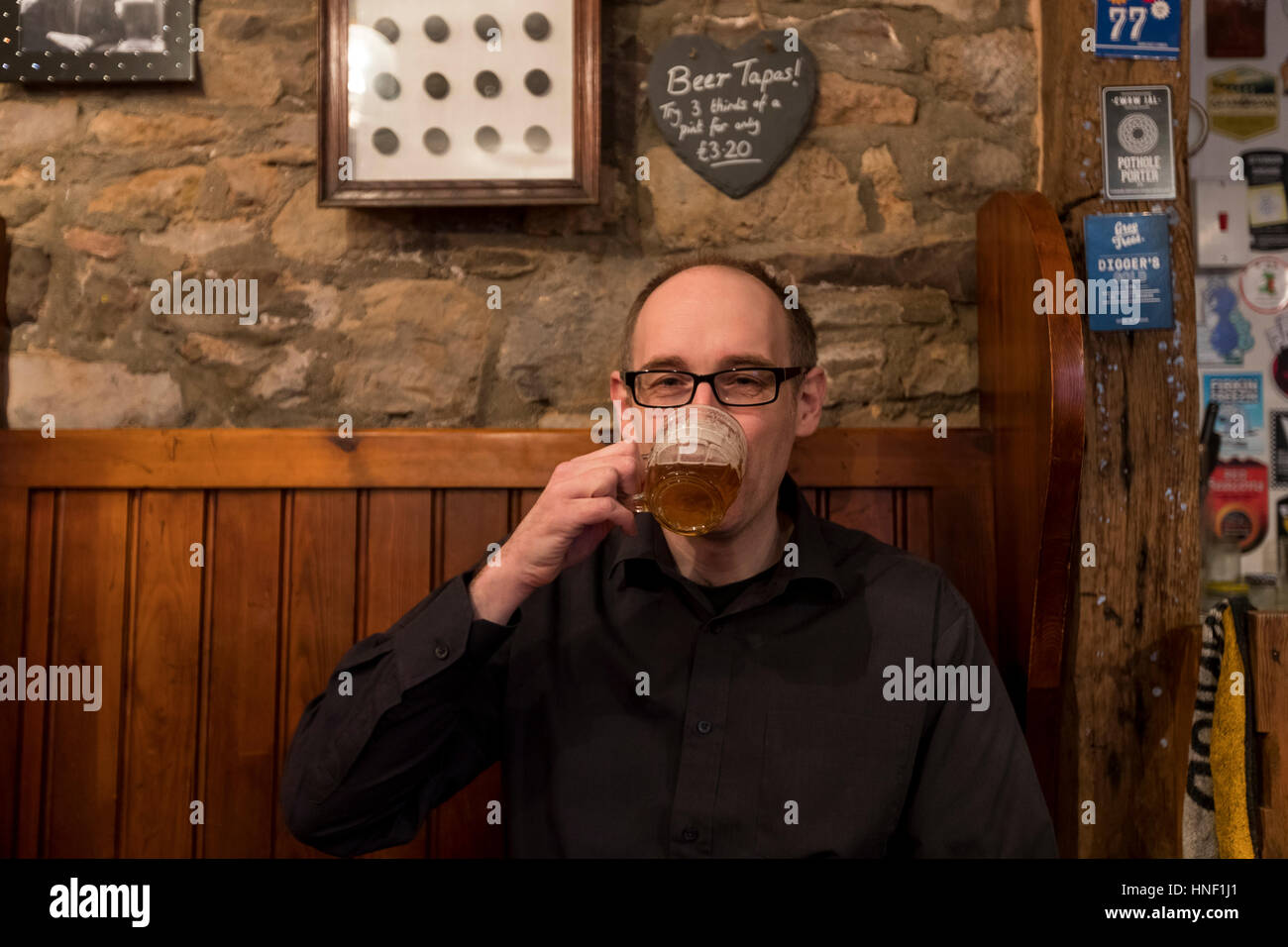 Glen Ellis, il locatore del Queens Head micropub, Chepstow. Il Galles. Foto Stock