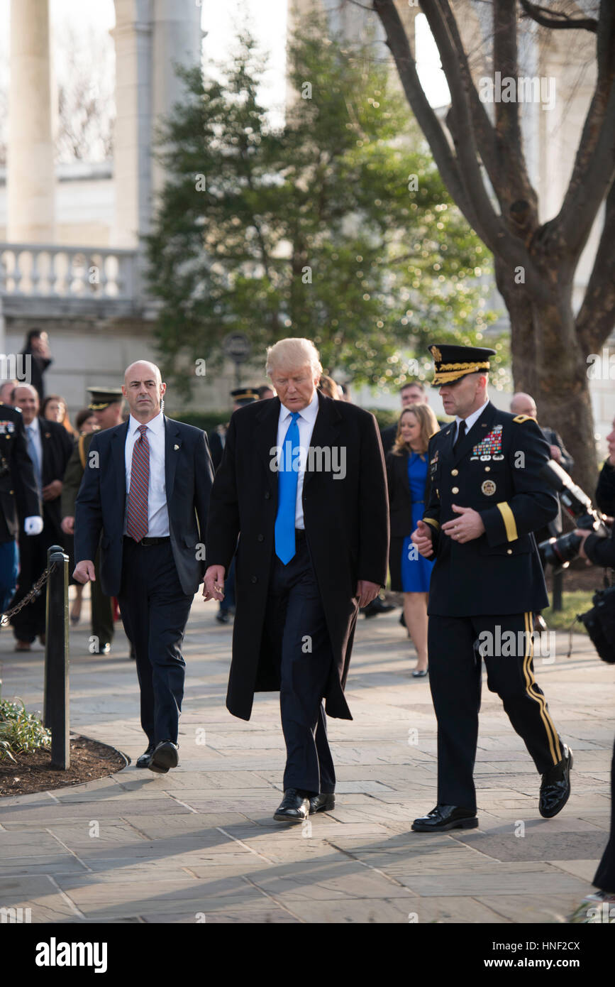 Stati Uniti Presidente-eletto Donald Trump e U.S. Esercito Distretto Militare di Washington Comandante Generale Bradley Becker a piedi vicino al Cimitero Nazionale di Arlington, Anfiteatro memoriale dopo una ghirlanda di cerimonia di posa 19 gennaio 2017 in Arlington, Virginia. Foto Stock