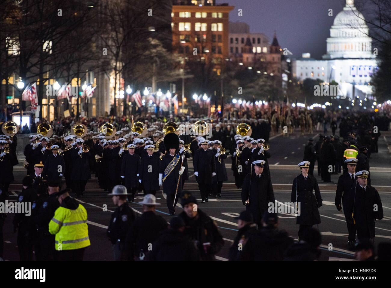 Gli Stati Uniti La banda della marina militare marche giù Pennsylvania Avenue durante la 58th presidenziale Parata inaugurale dopo l inaugurazione del presidente Donald Trump Gennaio 20, 2017 a Washington, DC. Foto Stock