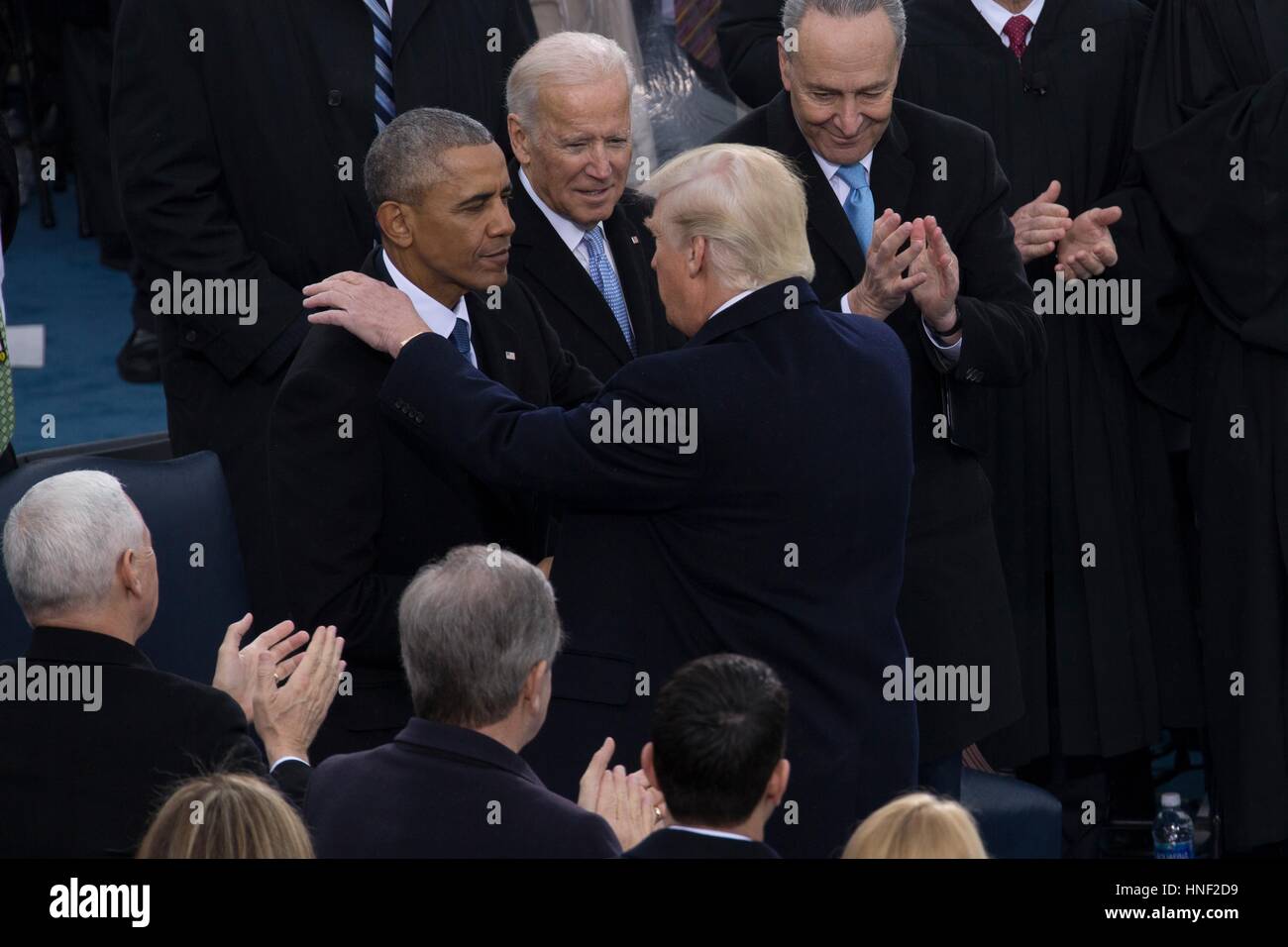 Stati Uniti Presidente Donald Trump scuote le mani con l' ex Presidente Barack Obama durante la 58th inaugurazione presidenziale presso l'U.S. Capitol Building 20 Gennaio 2017 a Washington, DC. Foto Stock