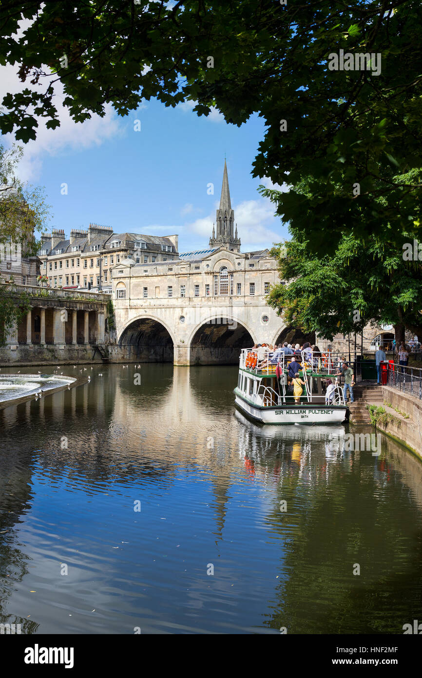 BATH, Regno Unito - 26 agosto 2016: persone di salire a bordo di un tour in barca sul fiume Avon a Pulteney Bridge. Foto Stock