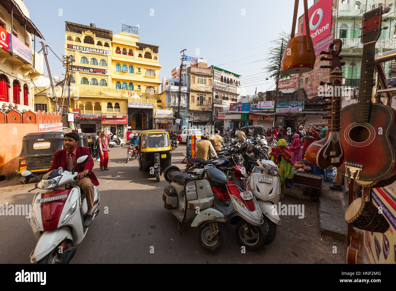 UDAIPUR, India - 16 gennaio 2015 : strada trafficata scena in Jagdish Chowk, una piazza centrale cittadina in Udaipur riempito di ciclomotori e rikshaw, locali turiste Foto Stock