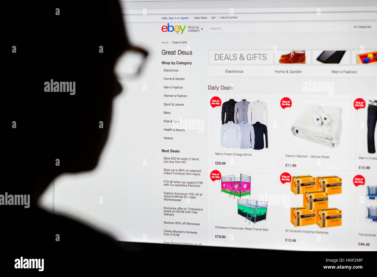 BATH, Regno Unito - 14 settembre 2015: Close-up della homepage Ebay visualizzata su un display a cristalli liquidi dello schermo del computer con la sagoma di un uomo testa fuori della messa a fuoco in t Foto Stock