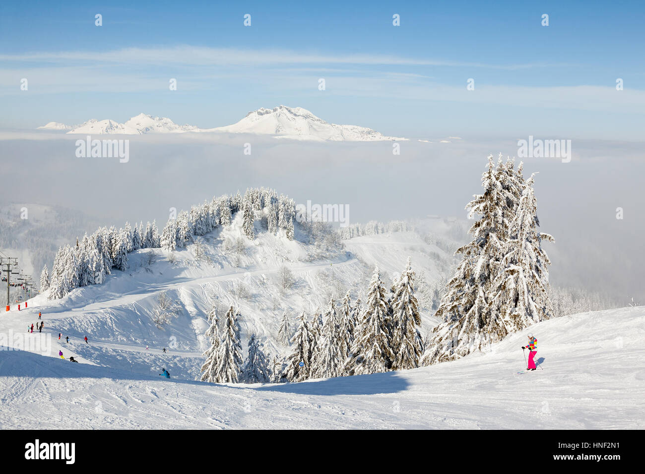 MORZINE, Francia - 06 febbraio 2015: gli sciatori e snow boarders su Le Ranfoilly picco di montagna a Les Gets ski resort in Portes du Soleil ski area. Foto Stock