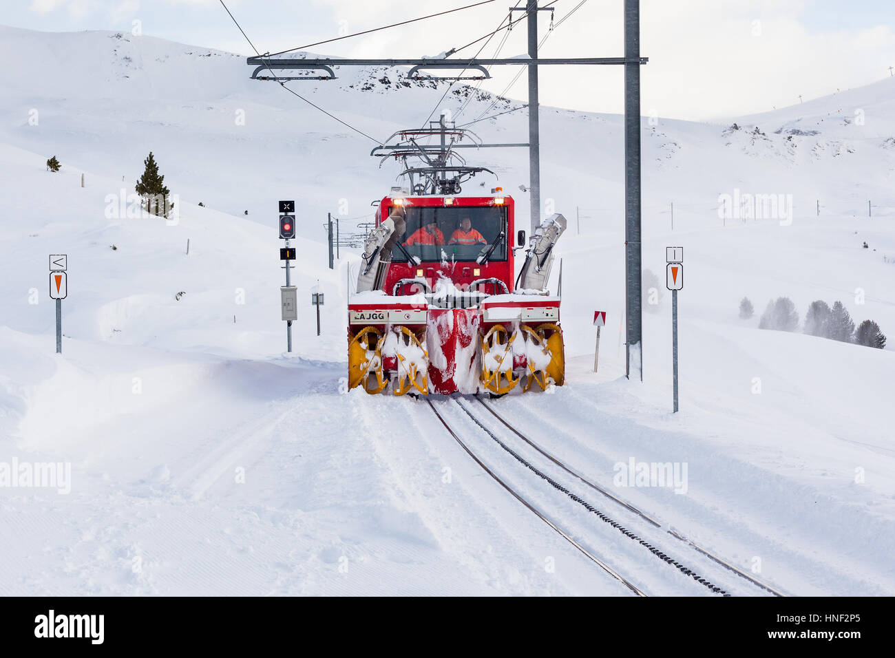 GRINDELWALD, Svizzera - 3 Febbraio 2014 : una locomotiva con attrezzatura spalaneve cancella neve da Lauterbrunnen a €"Kleine Scheidegg railw Foto Stock