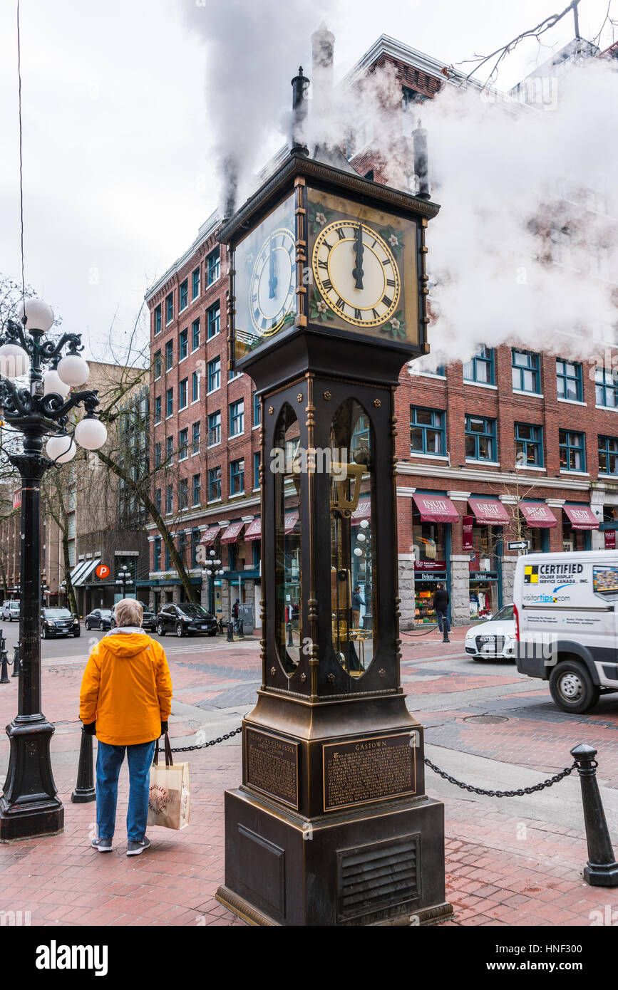 Vancouver, Canada - 28 Gennaio 2017: Il vapore storico Orologio batte il mezzogiorno in Gastown, Vancouver, con getti di vapore passando da l'orologio Foto Stock