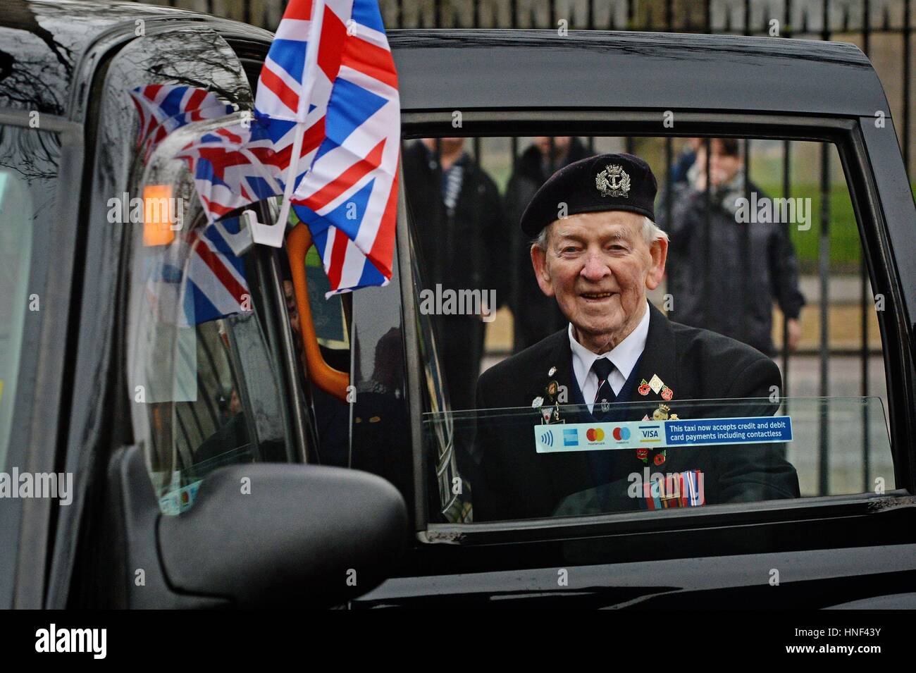 La II Guerra Mondiale il veterano Danny McCrudden entra in una cabina nero a Wellington caserme, Londra, precedendo di veterani viaggio a nord della Francia con il Taxi di carità. Foto Stock