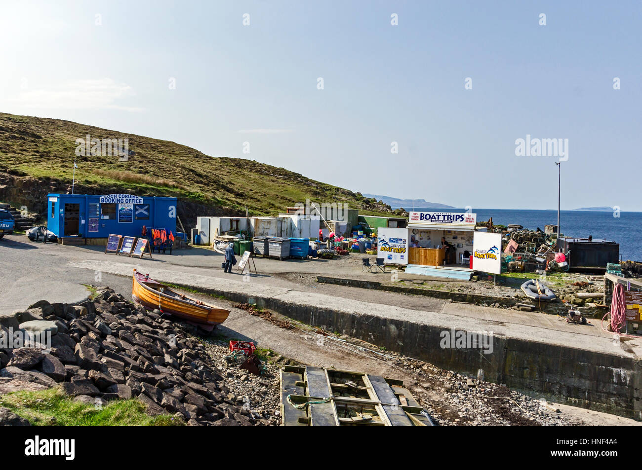 Il molo Elgol con i tour operator che offre gite in barca a Loch Coruisk in Elgol Skye in Highland Scozia UK Foto Stock