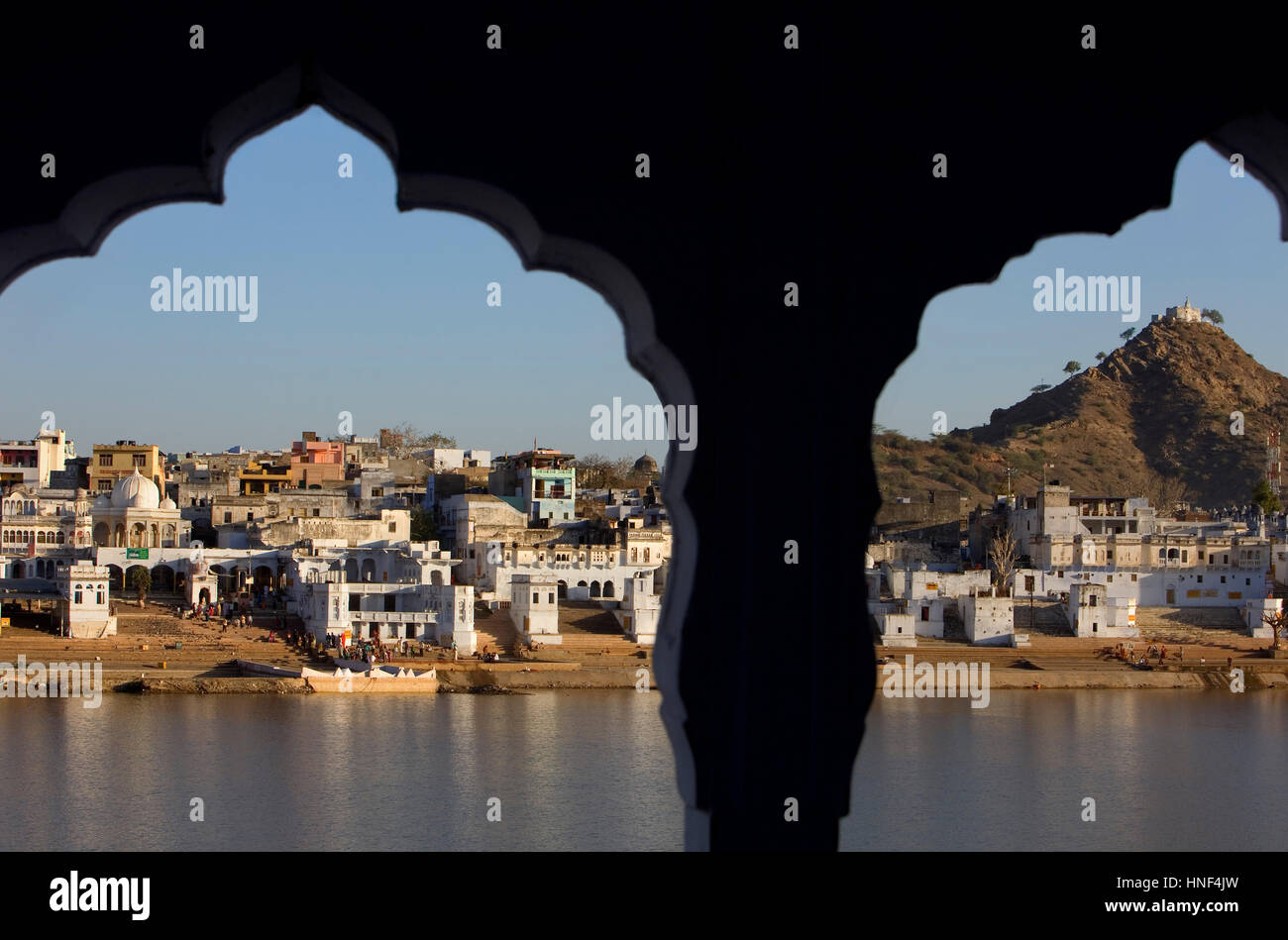 Ghat, arco, telaio, incorniciato, townscape, cityscape, ghats, il Lago Santo e il villaggio di Pushkar,pushkar, Rajasthan, India Foto Stock