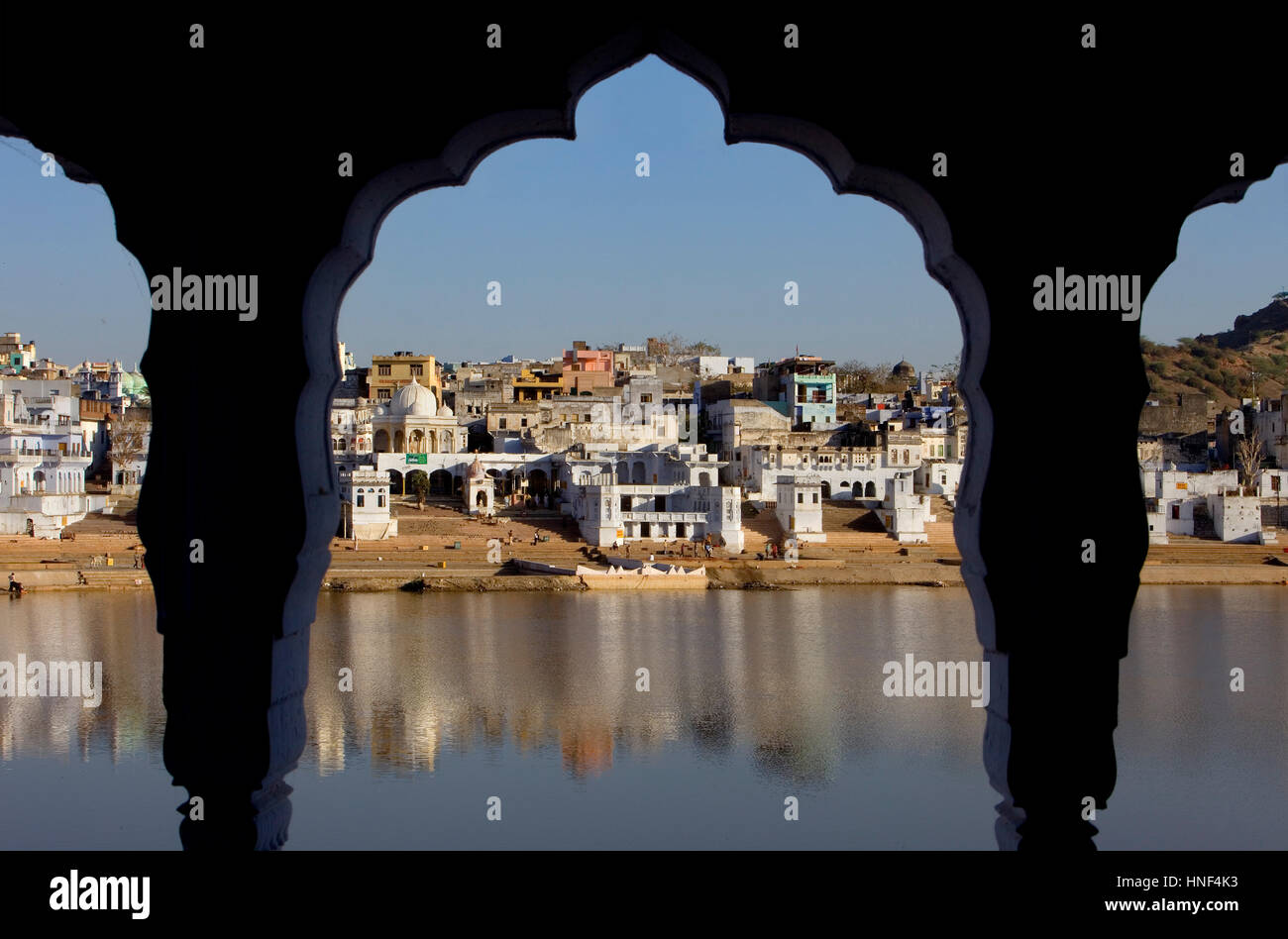 Ghat, arco, telaio, incorniciato, townscape, cityscape, ghats, il Lago Santo e il villaggio di Pushkar,pushkar, Rajasthan, India Foto Stock