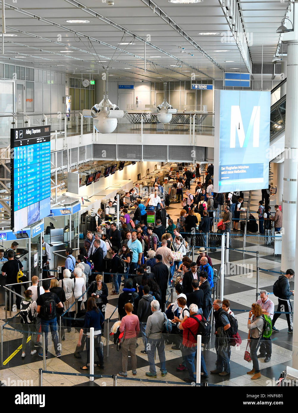 Il terminale 1, modulo B, di partenza, i controlli di sicurezza Check Point, persone, passeggero, ritmo, Pax, MUC, EDDM, Aeroporto di Monaco di Baviera, Erding, Freising, Monaco di Baviera Foto Stock