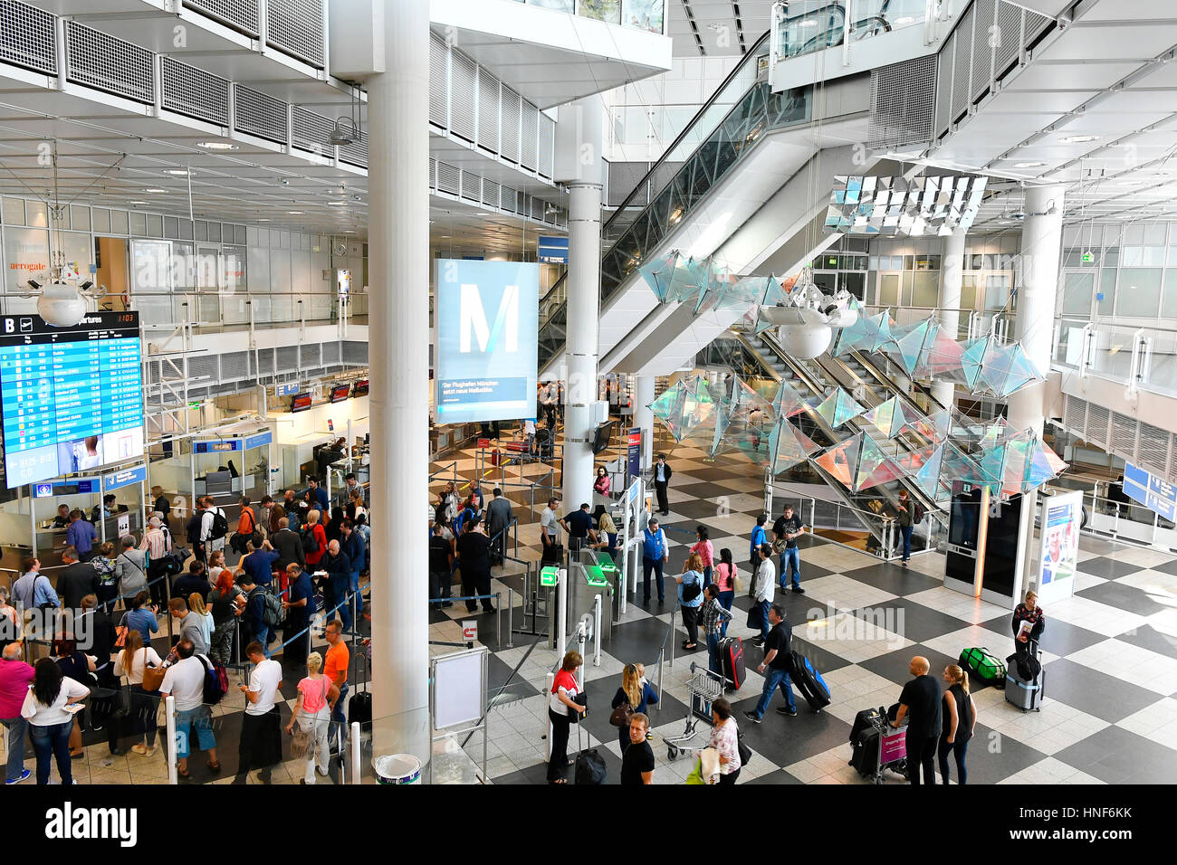 Il terminale 1, modulo B, di partenza, i controlli di sicurezza Check Point, persone, passeggero, ritmo, Pax, MUC, EDDM, Aeroporto di Monaco di Baviera, Erding, Freising, Monaco di Baviera Foto Stock