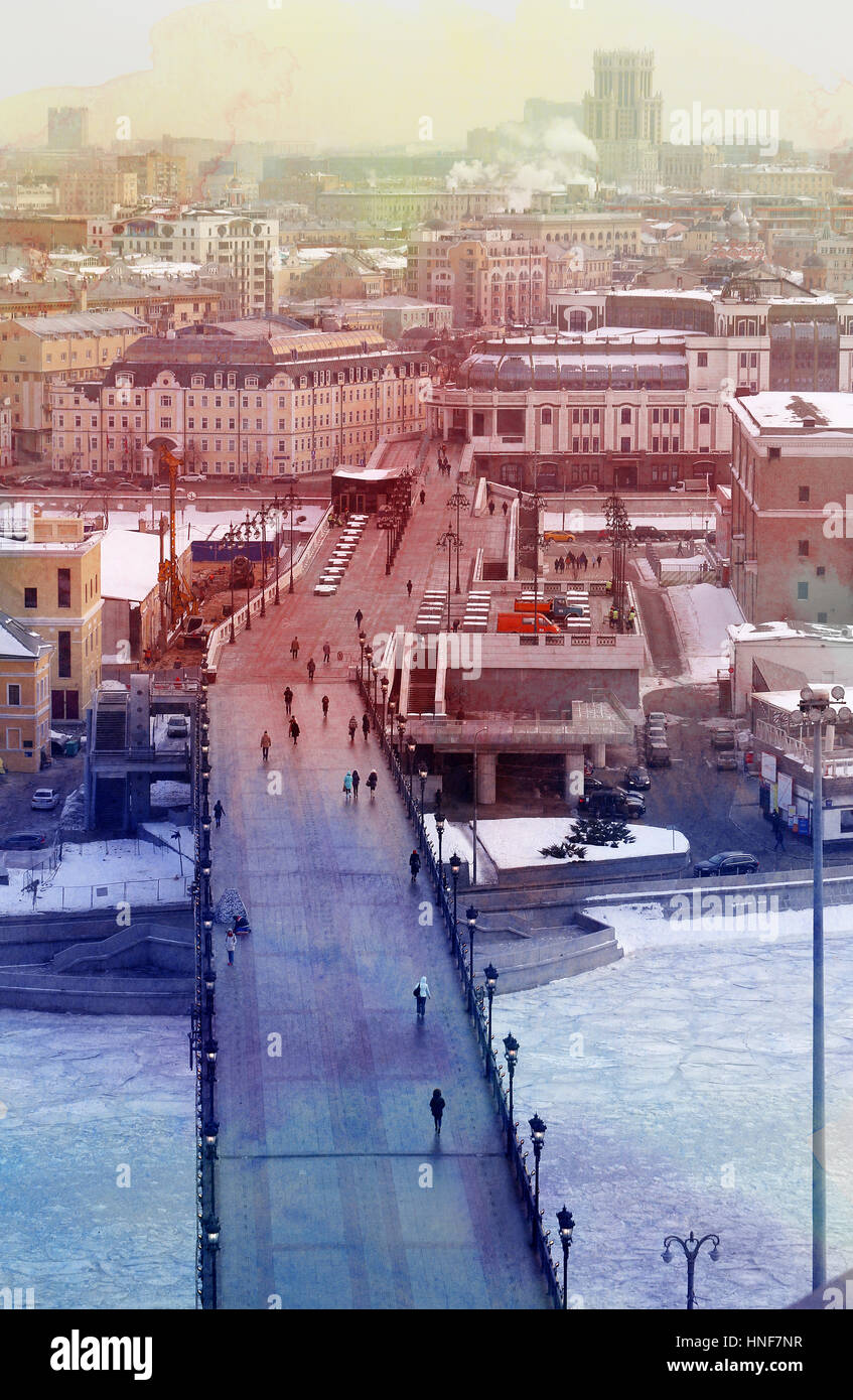 Foto vista del paesaggio di Mosca con un ponte pedonale nel centro Foto Stock
