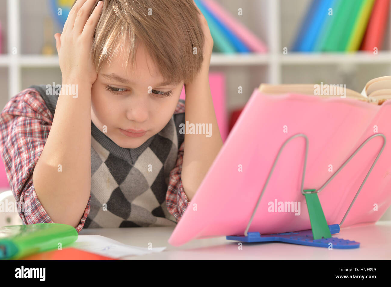 Ragazzo facendo i compiti di scuola Foto Stock