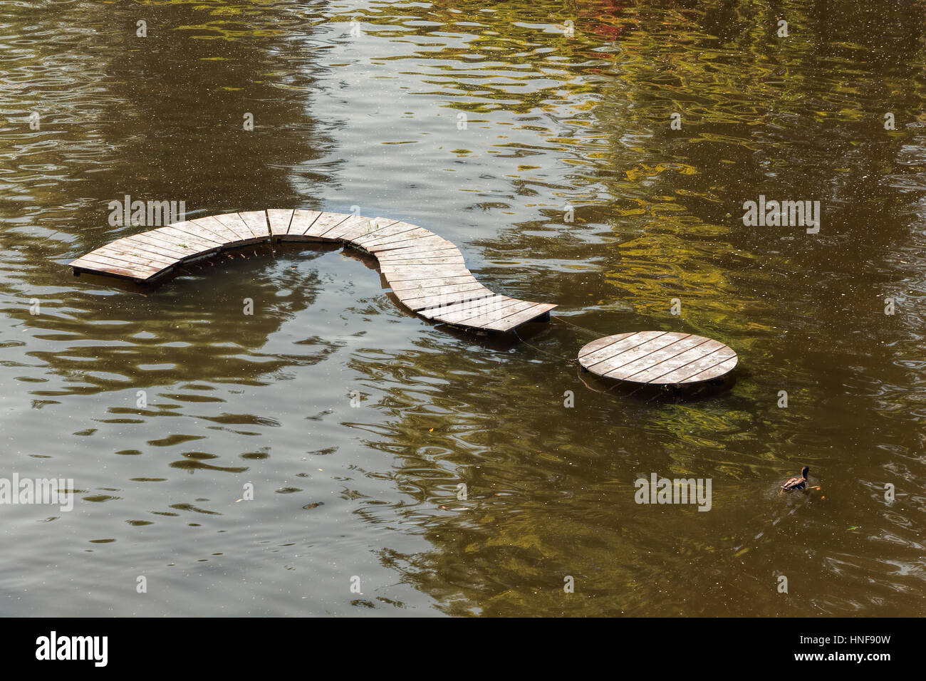 Domanda di legno segno su un colorato della superficie dell'acqua Foto Stock