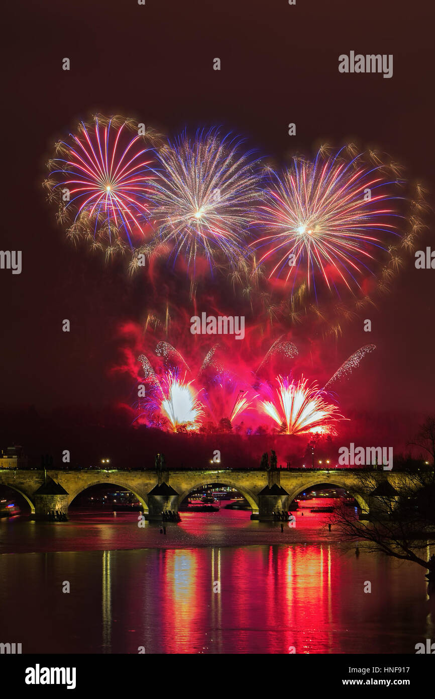 Coloratissimi fuochi d'artificio oltre il centro storico di Praga, il fiume Vltava e il Ponte Carlo Foto Stock