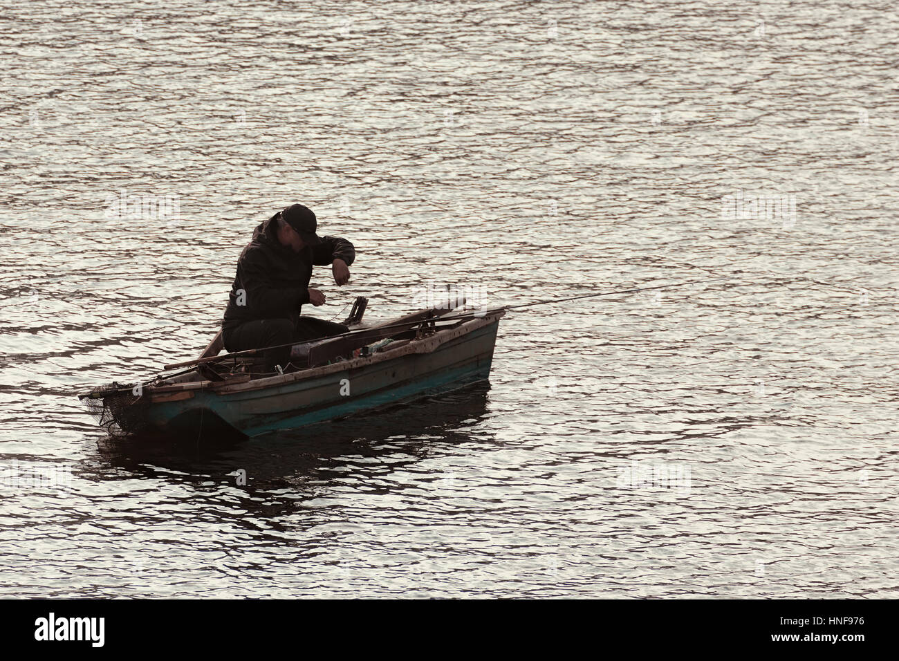 Praga, Repubblica Ceca - 15 Ottobre 2016: pescatore godendo il suo hobby su di un piccolo e tradizionale vintage barca sul fiume Vltava nel centro storico. Foto Stock