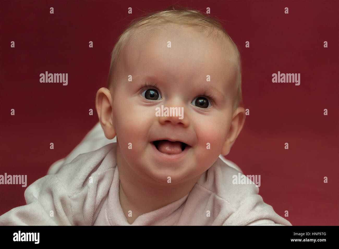 Baby girl ritratto. Carino dolce sorriso priva di denti. Il Toddler. Foto Stock