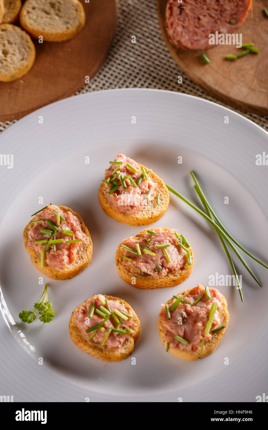 Piatto antipasto con teewurst su baguette tostato Foto Stock