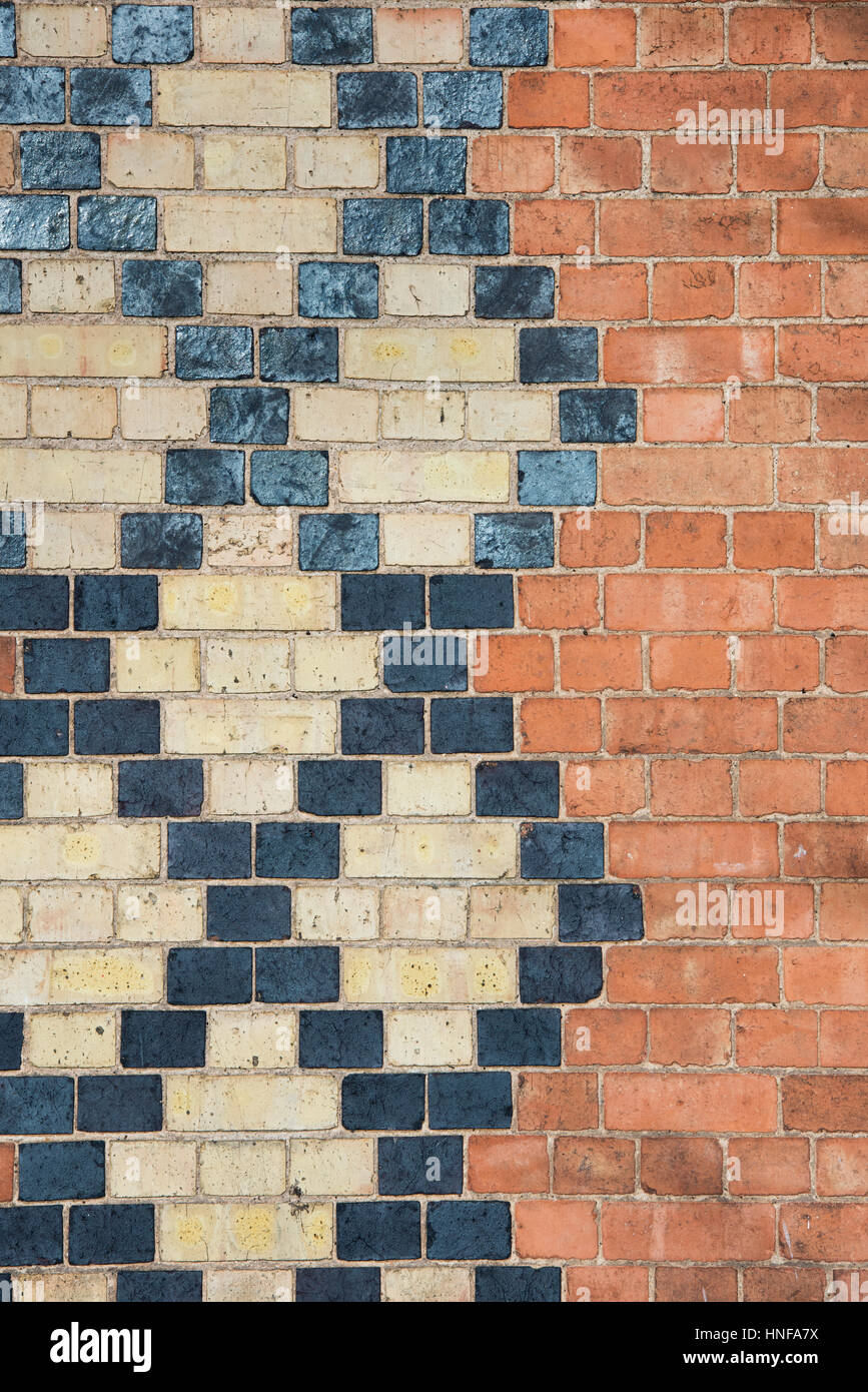 In cotto di diamante pattern impostato in un rosso un muro di mattoni. Stratford Upon Avon, Warwickshire, Inghilterra Foto Stock