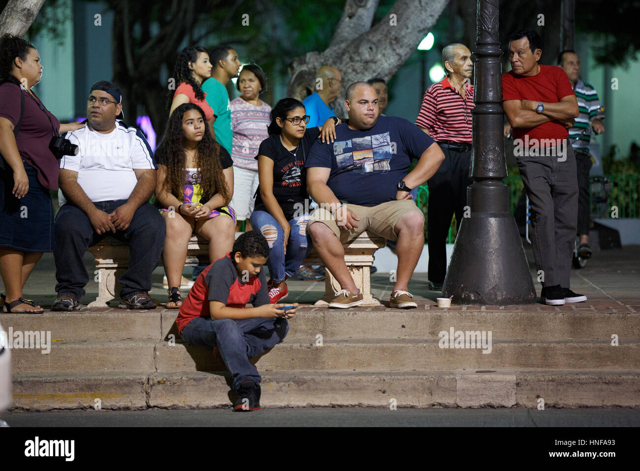 La gente nel parco della città, Plaza Degetau, Ponce, Puerto Rico Foto Stock