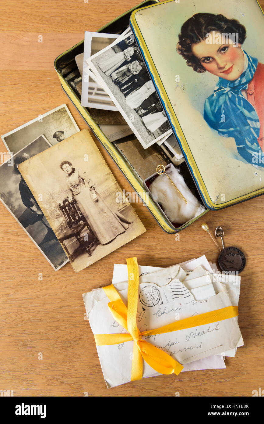 Le vecchie fotografie e lettere.ricordi in un vecchio stagno. Foto Stock
