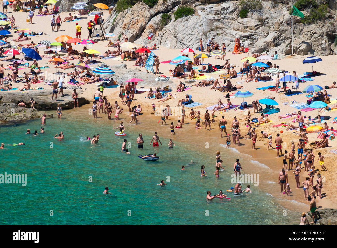 La spiaggia naturista a playa cala sa boadella nella periferia di Lloret de Mar in Spagna Foto Stock