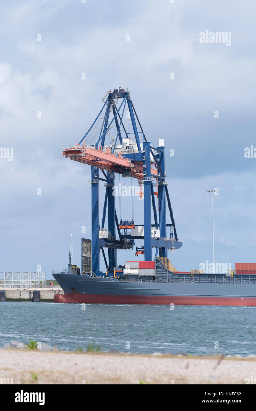 Di medie dimensioni nave del contenitore in fase di scarico nel porto di Rotterdam Foto Stock